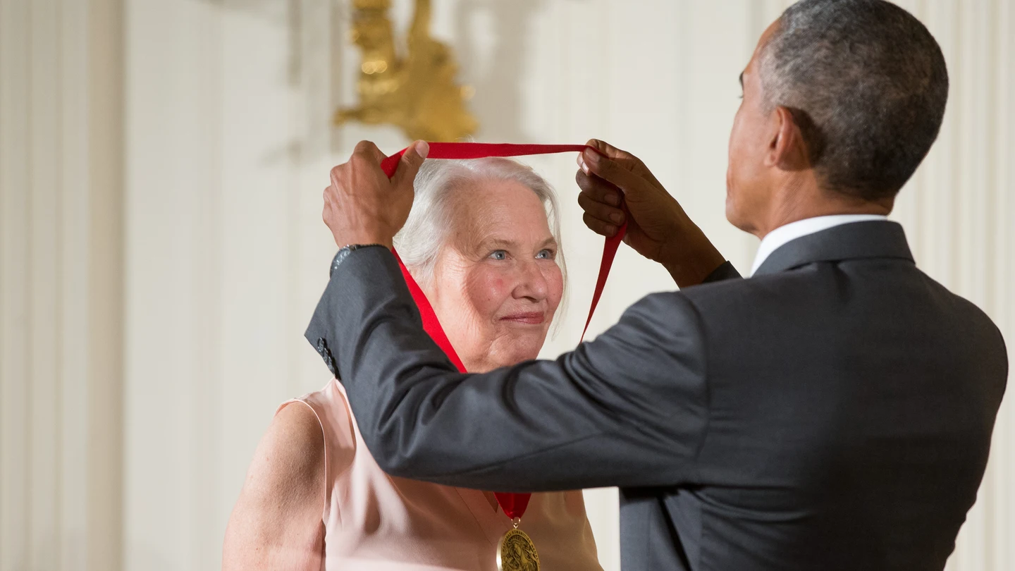 Annie Dillard reccibiendo la Medalla de las Artes y las Humanidades en 2015 de mano de Barack Obama. Annie Dillard reccibiendo la Medalla de las Artes y las Humanidades en 2015 de mano de Barack Obama.