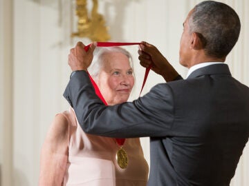 Annie Dillard reccibiendo la Medalla de las Artes y las Humanidades en 2015 de mano de Barack Obama. 