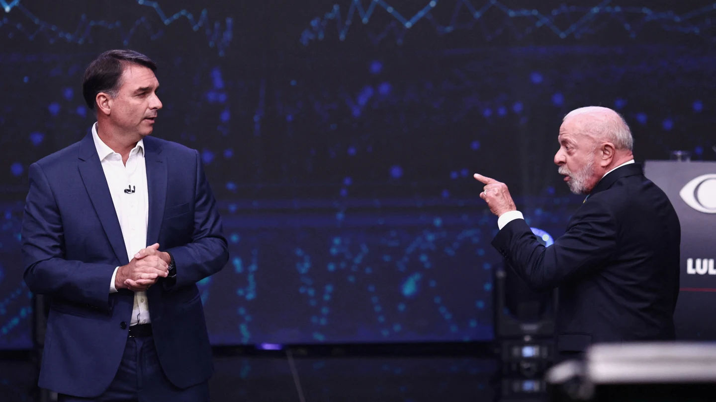 Los candidatos presidenciales brasileños Flavio Bolsonaro y Luiz Inácio Lula da Silva participan en un debate presidencial, previo a la segunda vuelta de las elecciones presidenciales, en São Paulo, Brasil Los candidatos presidenciales brasileños Flavio Bolsonaro y Luiz Inácio Lula da Silva participan en un debate presidencial, previo a la segunda vuelta de las elecciones presidenciales, en São Paulo, Brasil