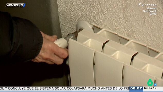 Alfonso Ar&uacute;s bromea sobre cu&aacute;ndo encender la calefacci&oacute;n, seg&uacute;n los expertos : "Con 12 grados en casa..."