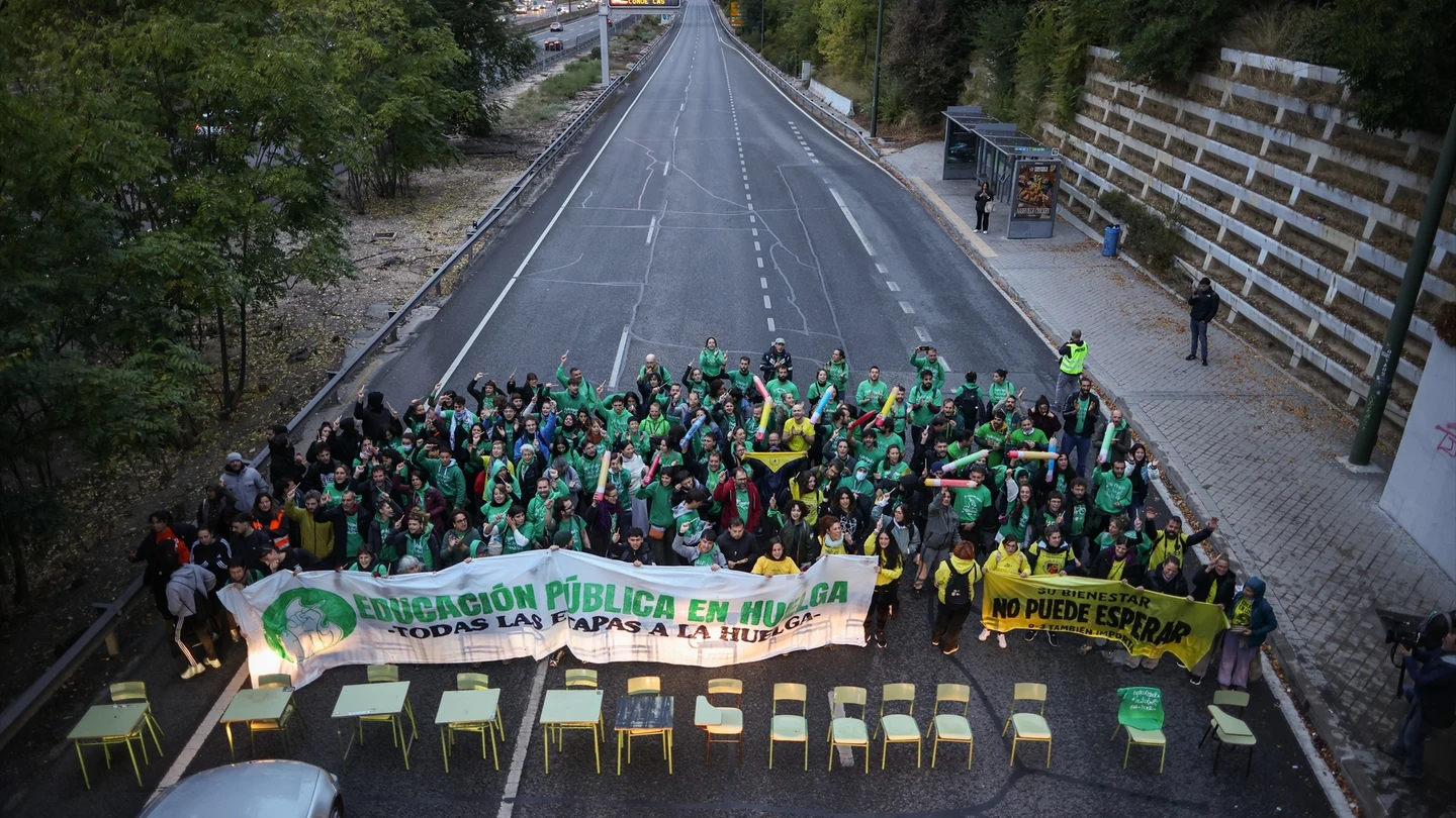 Los profesores cortan la A-3 a la altura de Moratalaz (Madrid) en el arranque de la segunda semana de huelga educativa Los profesores cortan la A-3 a la altura de Moratalaz (Madrid) en el arranque de la segunda semana de huelga educativa