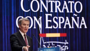 El presidente del Partido Popular, Alberto N&uacute;&ntilde;ez Feij&oacute;o, presenta este lunes durante un acto celebrado en Madrid, su Contrato con Espa&ntilde;a