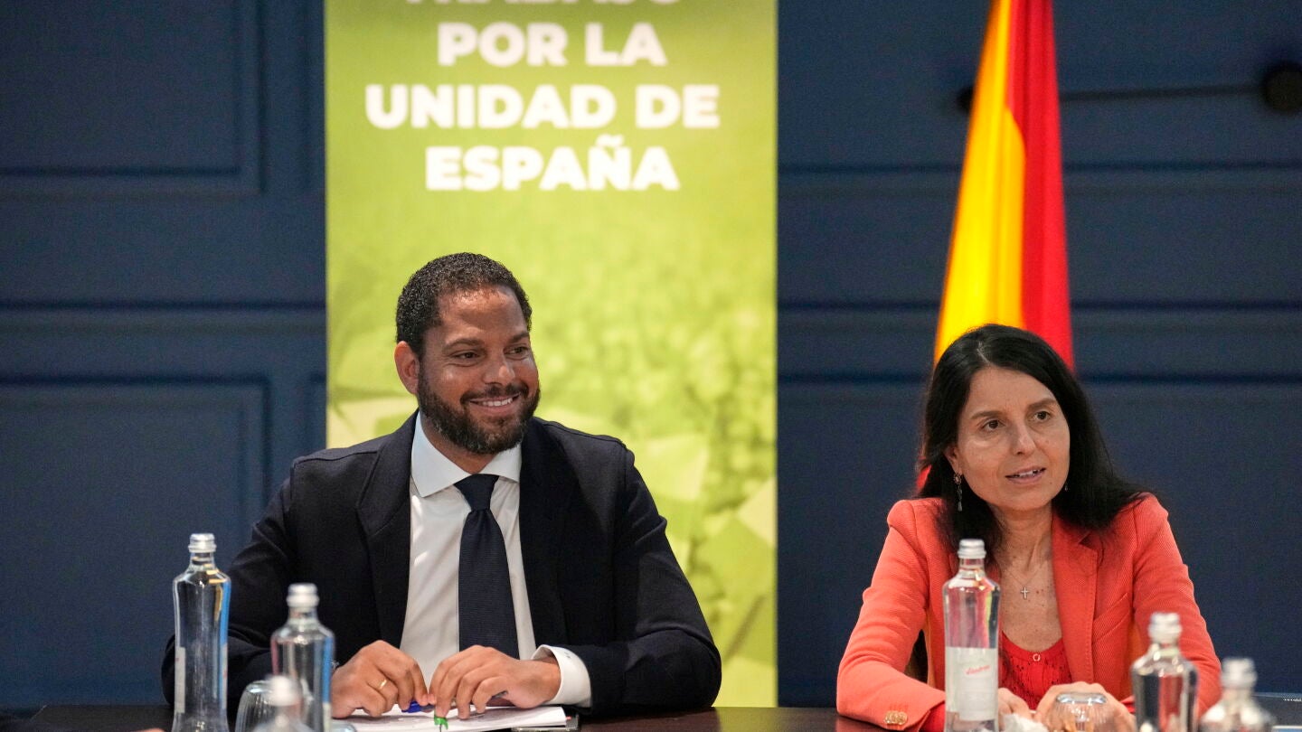 El secretario general de Vox, Ignacio Garriga, acompa&ntilde;ado de la vicesecretaria de acci&oacute;n de gobierno Montserrat Lluis