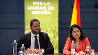 El secretario general de Vox, Ignacio Garriga, acompa&ntilde;ado de la vicesecretaria de acci&oacute;n de gobierno Montserrat Lluis