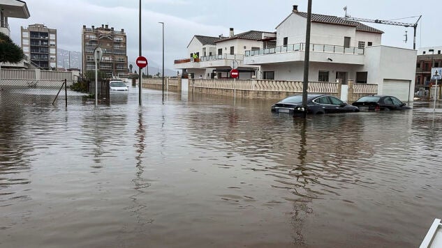 Inundaciones en la zona de la playa de Terranova en la localidad de Oliva este lunes