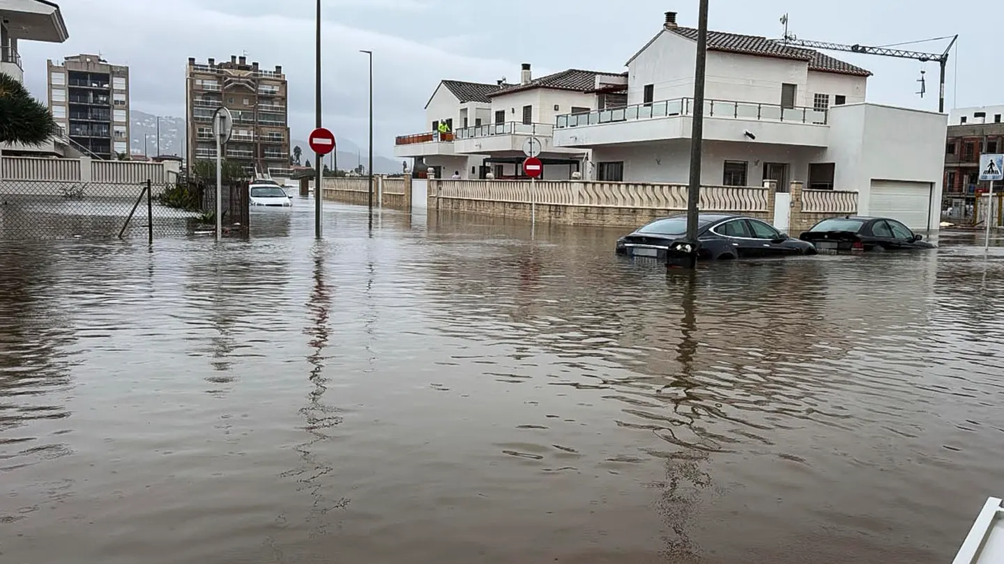 Inundaciones en la zona de la playa de Terranova en la localidad de Oliva este lunes Inundaciones en la zona de la playa de Terranova en la localidad de Oliva este lunes