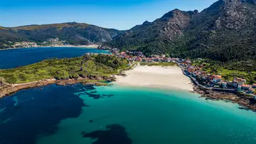 Pueblo de O Pindo y Monte Pindo, en Carnota, Galicia Pueblo de O Pindo y Monte Pindo, en Carnota, Galicia