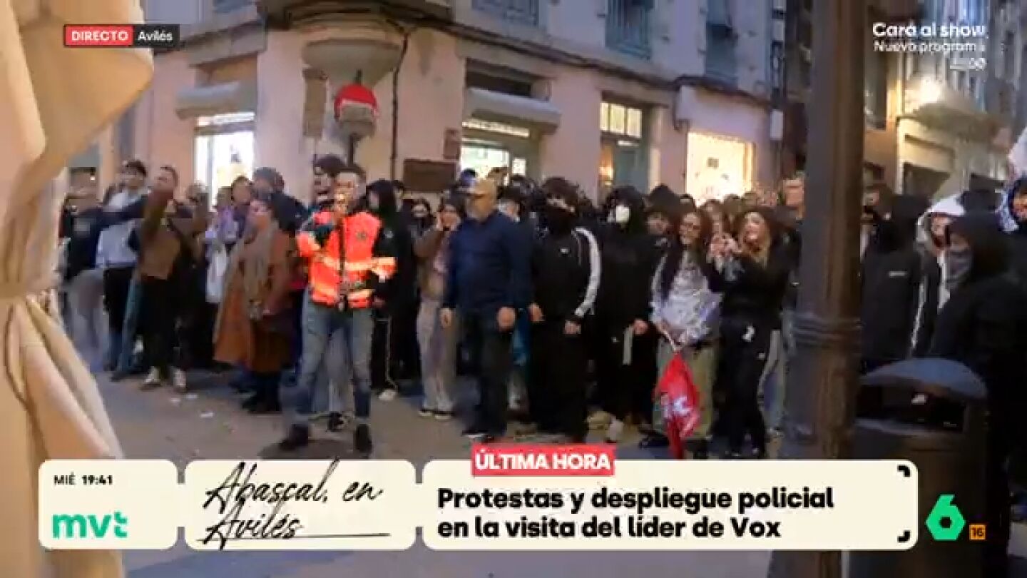 Protestas, tensi&oacute;n y un gran despliegue policial en Avil&eacute;s por un mitin de Abascal 