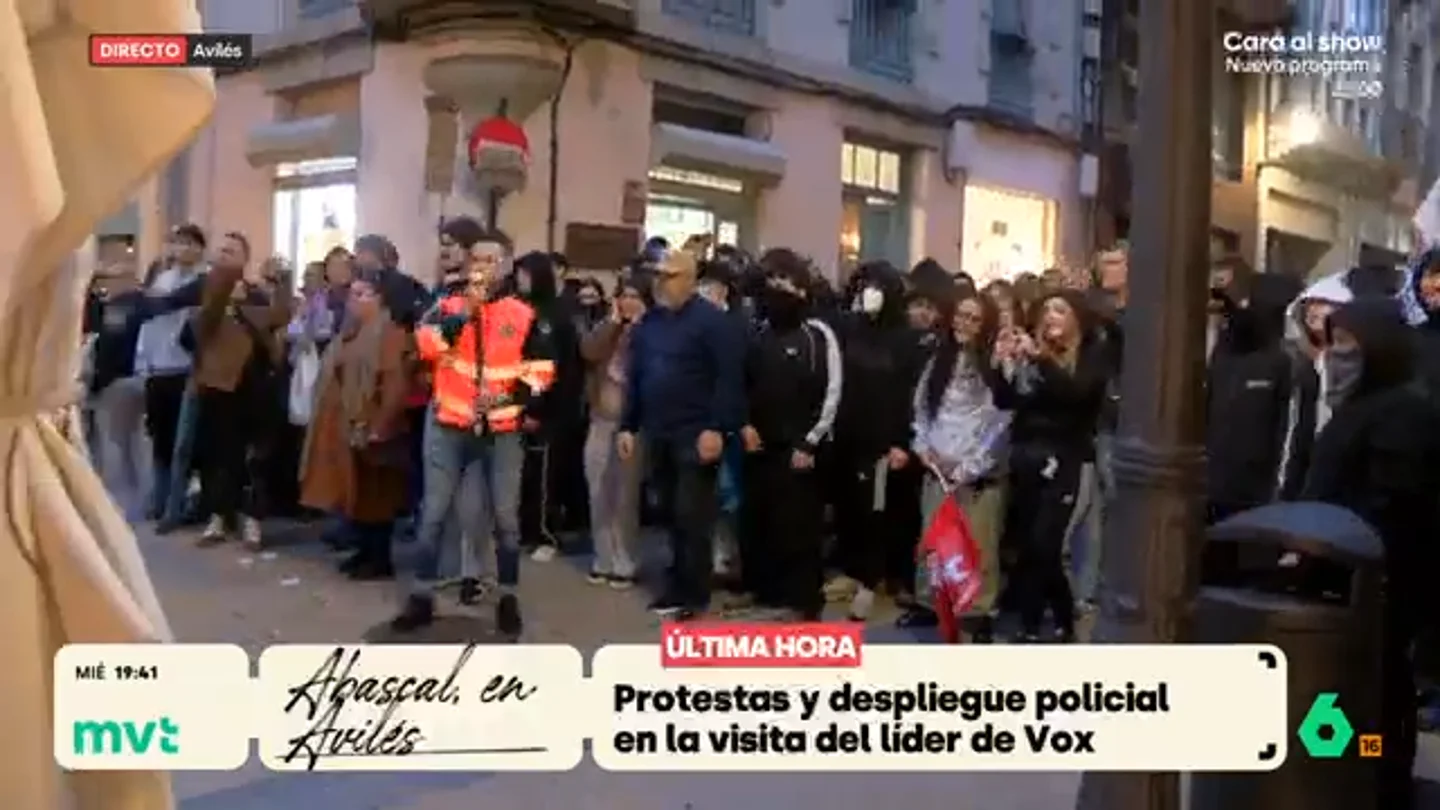 Protestas, tensión y un gran despliegue policial en Avilés por un mitin de Abascal Protestas, tensión y un gran despliegue policial en Avilés por un mitin de Abascal