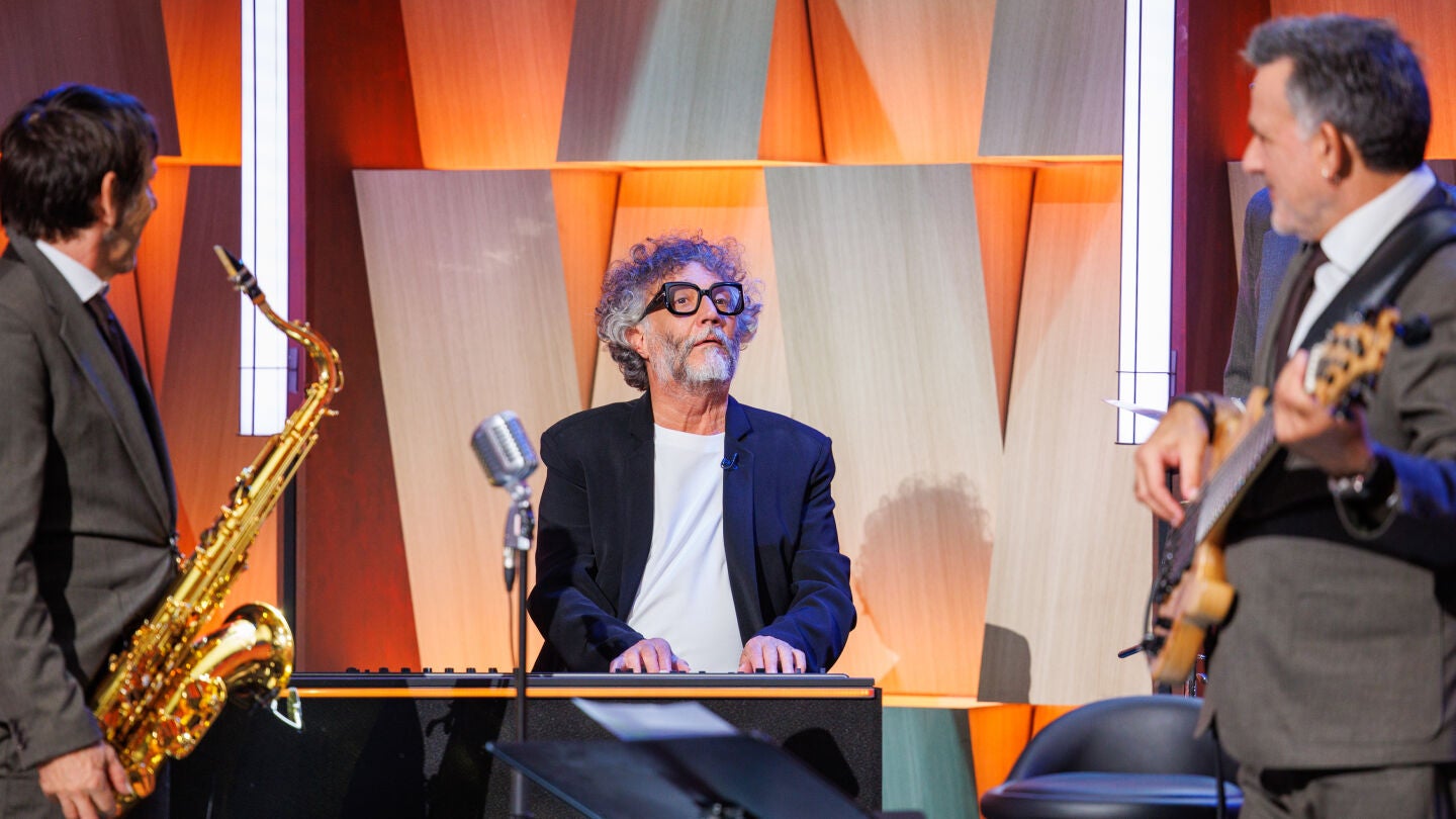 Fito Paez se pone a los teclados de la Gir&oacute;'s Boy Band para rega&ntilde;ar al p&uacute;blico de Cara al Show: "Es m&uacute;sica compleja"