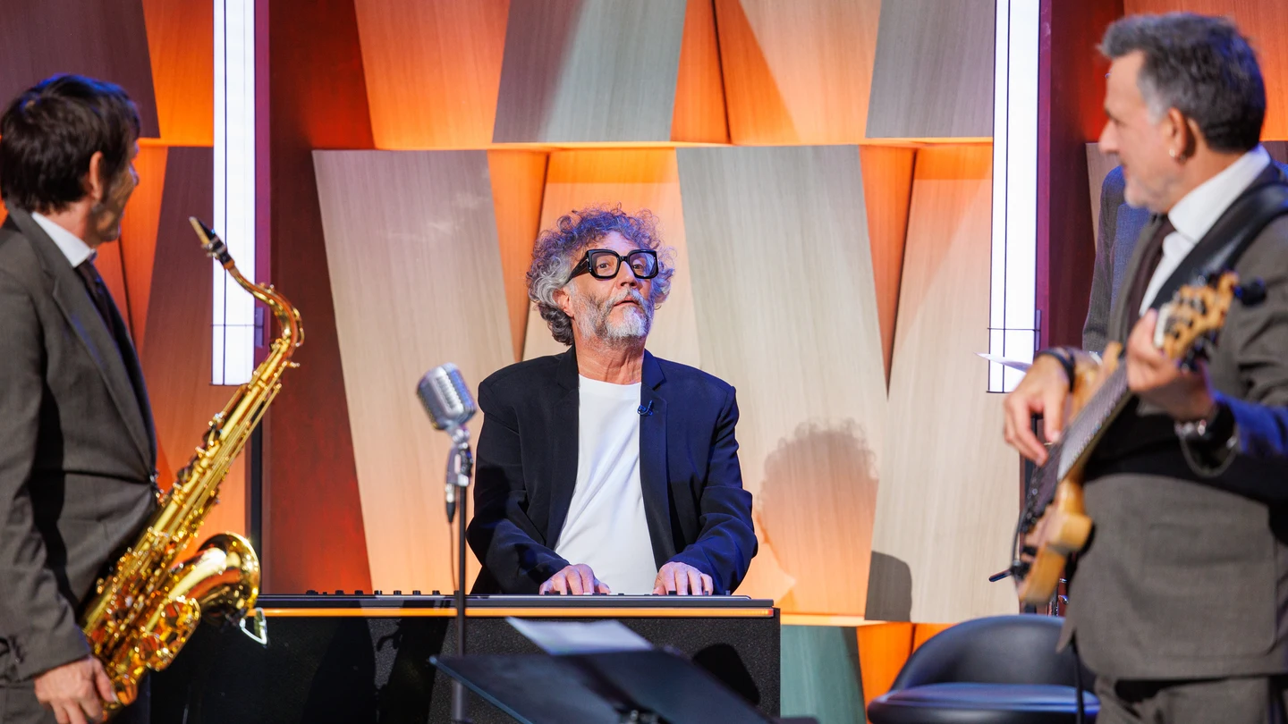Fito Paez se pone a los teclados de la Giró's Boy Band para regañar al público de Cara al Show: "Es música compleja" Fito Paez se pone a los teclados de la Giró's Boy Band para regañar al público de Cara al Show: "Es música compleja"