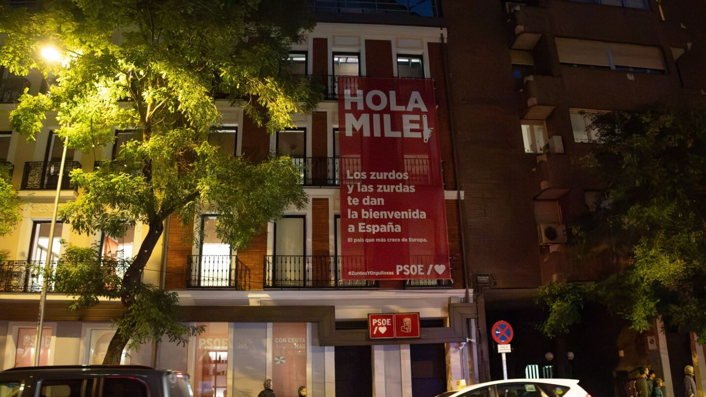 El PSOE despliega una lona en Ferraz con un claro mensaje para Milei en su visita a Madrid: "Zurdos y orgullosos"