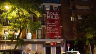 El PSOE despliega una lona en Ferraz con un claro mensaje para Milei en su visita a Madrid: "Zurdos y orgullosos"