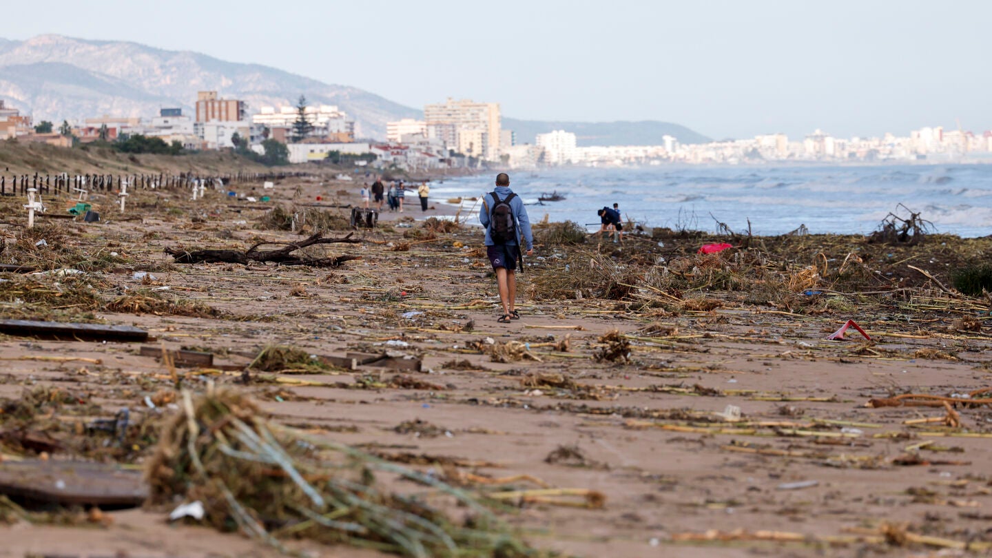 Vista general de la playa de Oliva (Valencia) tras el paso de la dana Adam por la Comunitat Valenciana