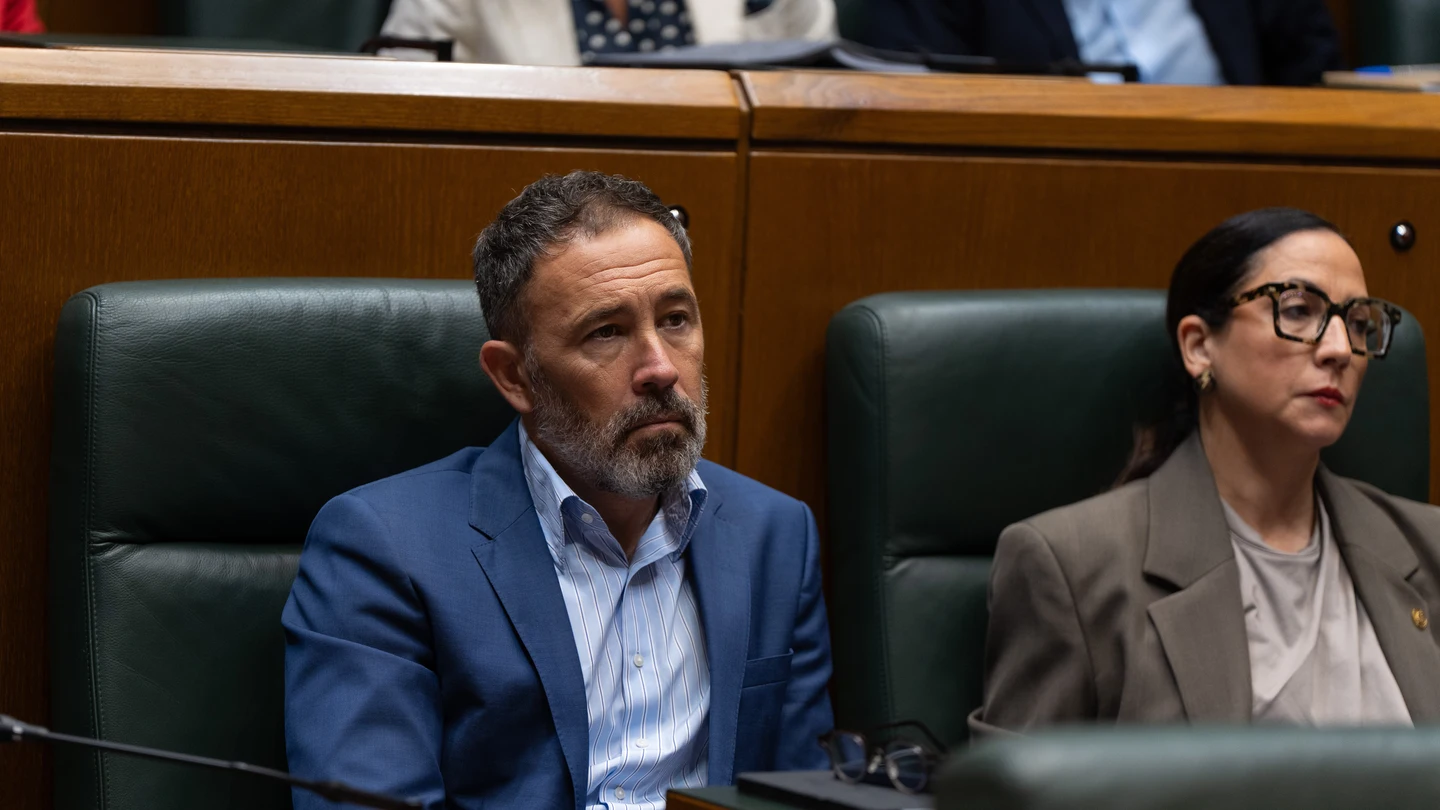 El consejero de Vivienda y Agenda Urbana, Denis Itxaso, durante un pleno en el Parlamento Vasco El consejero de Vivienda y Agenda Urbana, Denis Itxaso, durante un pleno en el Parlamento Vasco