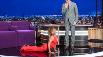 Mar&iacute;a Pati&ntilde;o pone a Marc Gir&oacute; a hacer ejercicio: "El perro boca abajo me va a gustar"