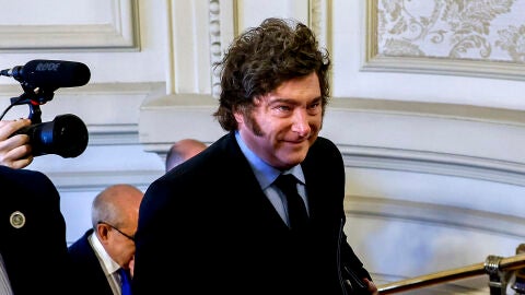 El presidente de Argentina, Javier Milei, llega al desayuno informativo