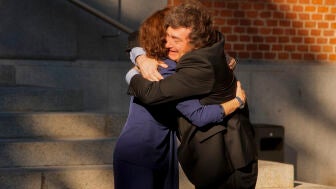 Ayuso lo recibe con un abrazo sin c&aacute;maras ni prensa acreditada.
