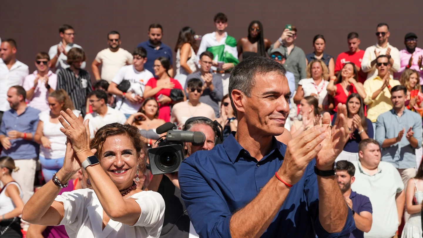María Jesús Montero y Pedro Sánchez en un mitin de precampaña en Sevilla. María Jesús Montero y Pedro Sánchez en un mitin de precampaña en Sevilla.