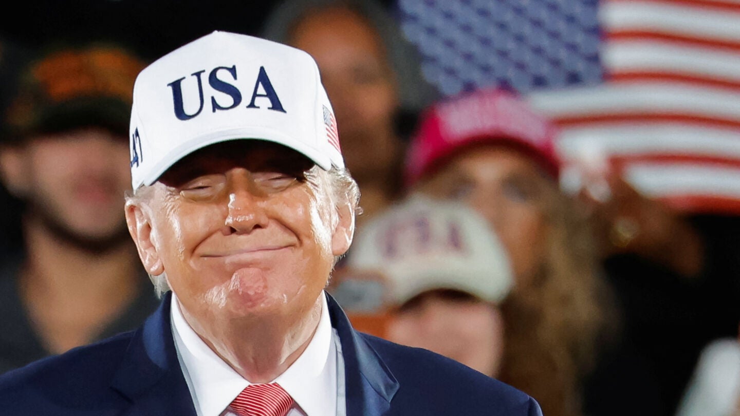 El presidente de EEUU, Donald Trump, sonr&iacute;e mientras observa a sus simpatizantes tras abandonar el escenario durante un mitin de campa&ntilde;a en Carolina del Norte