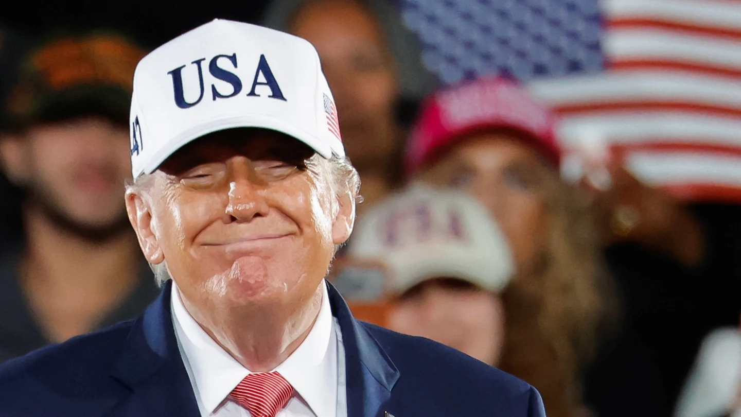 El presidente de EEUU, Donald Trump, sonríe mientras observa a sus simpatizantes tras abandonar el escenario durante un mitin de campaña en Carolina del Norte El presidente de EEUU, Donald Trump, sonríe mientras observa a sus simpatizantes tras abandonar el escenario durante un mitin de campaña en Carolina del Norte