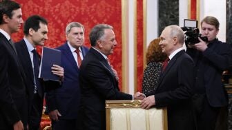 Imagen de archivo del presidente ruso Vlad&iacute;mir Putin con el enviado especial de Estados Unidos, Steve Witkoff