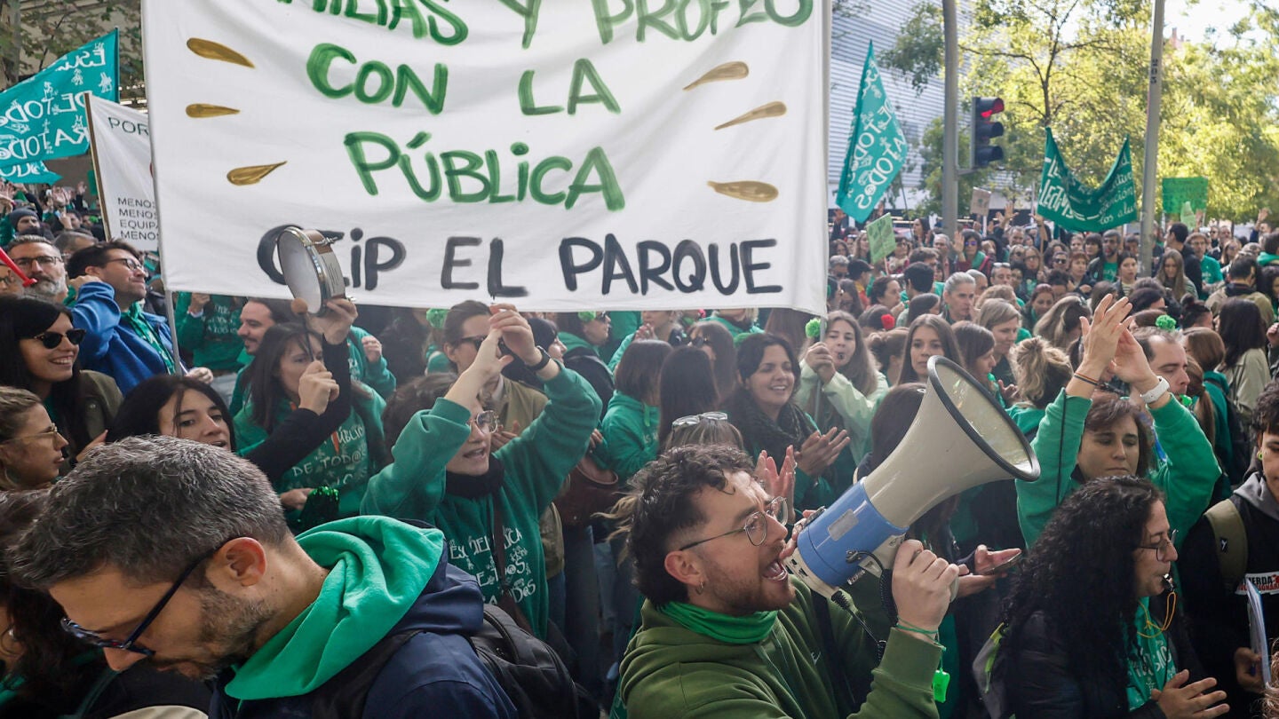 El personal educativo y las familias se manifiestan este jueves en Madrid. 