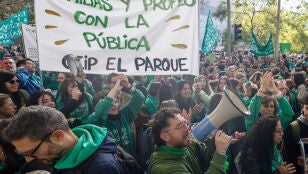 El personal educativo y las familias se manifiestan este jueves en Madrid. 