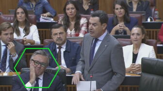 Manuel Gavira (Vox), vicepresidente de Andaluc&iacute;a, y Juanma Moreno durante la sesi&oacute;n de control.
