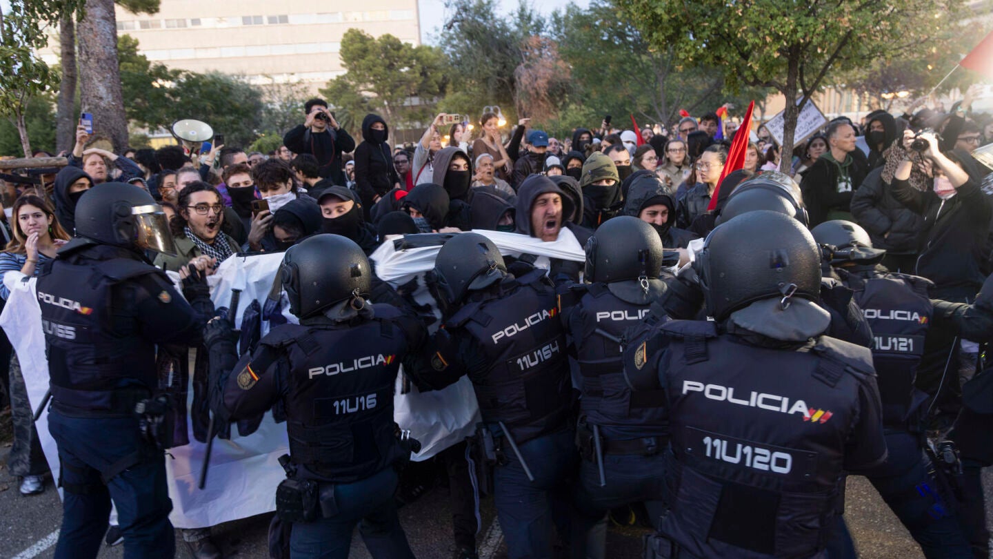 Cargas contra los antifascistas en Zaragoza antes de la llegada de Vito Quiles.