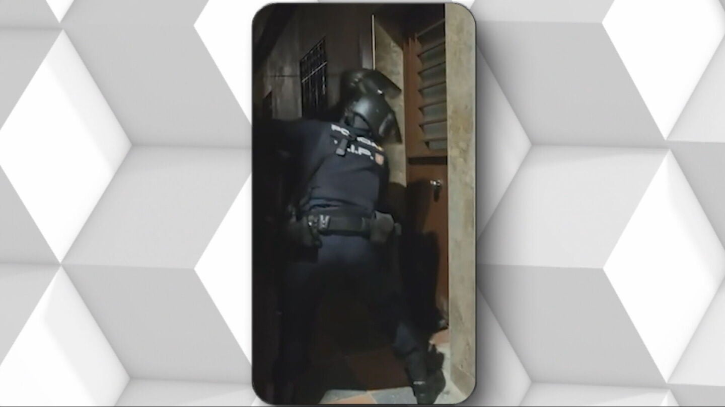 La Polic&iacute;a Nacional entra en el piso en el que viv&iacute;an 74 migrantes en Ceuta.