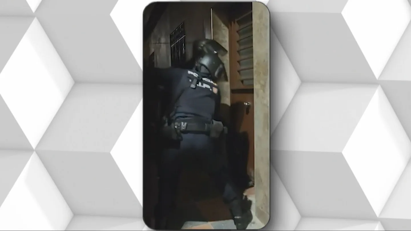 La Policía Nacional entra en el piso en el que vivían 74 migrantes en Ceuta. La Policía Nacional entra en el piso en el que vivían 74 migrantes en Ceuta.