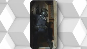 La Polic&iacute;a Nacional entra en el piso en el que viv&iacute;an 74 migrantes en Ceuta.