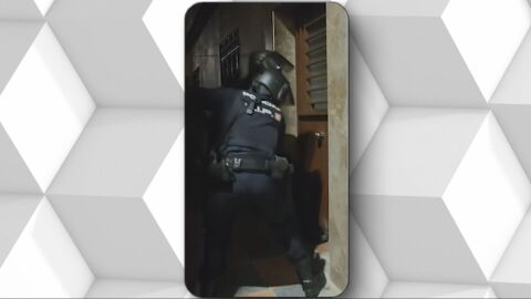 La Polic&iacute;a Nacional entra en el piso en el que viv&iacute;an 74 migrantes en Ceuta.