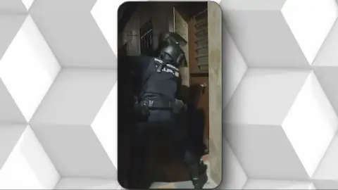La Policía Nacional entra en el piso en el que vivían 74 migrantes en Ceuta. La Policía Nacional entra en el piso en el que vivían 74 migrantes en Ceuta.