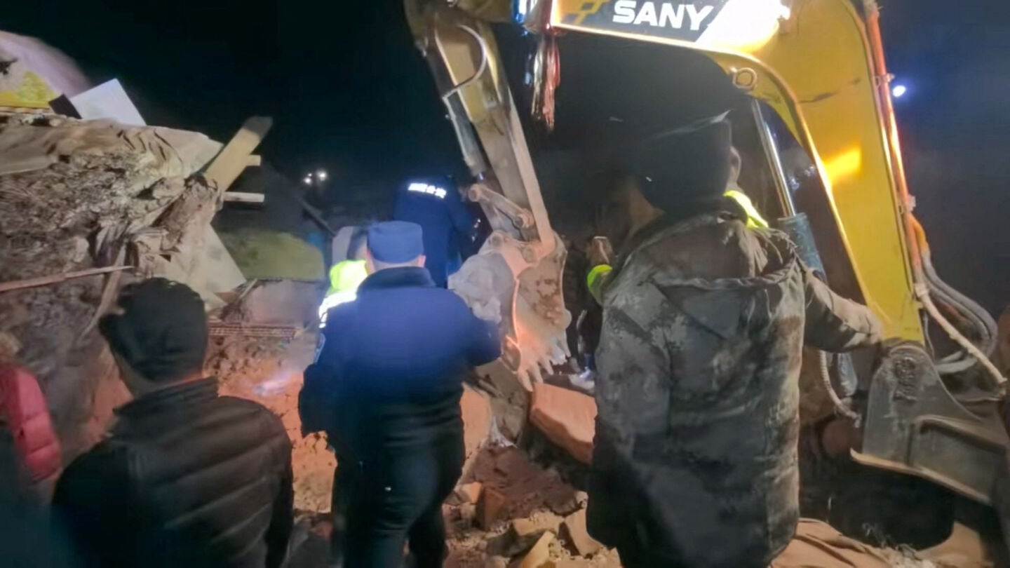 Personal de los servicios de emergencia coordina las labores de rescate tras un terremoto en Nagqu, Regi&oacute;n Aut&oacute;noma del T&iacute;bet, China