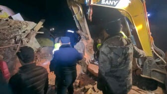 Personal de los servicios de emergencia coordina las labores de rescate tras un terremoto en Nagqu, Regi&oacute;n Aut&oacute;noma del T&iacute;bet, China