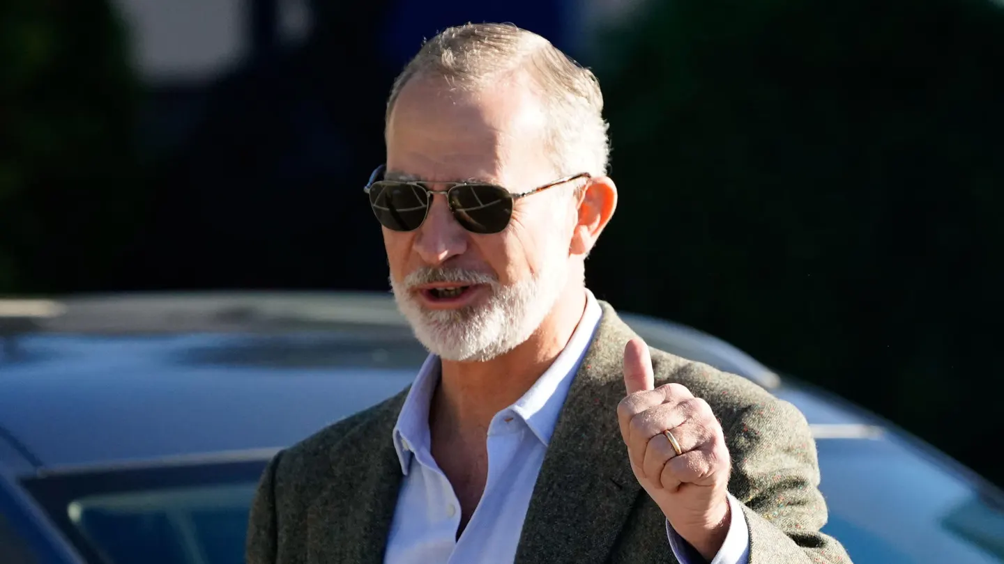 El rey Felipe VI saluda a los medios tras abandonar este domingo la clínica de Oviedo donde fue sometido a una operación de cataratas en su ojo izquierdo. El rey Felipe VI saluda a los medios tras abandonar este domingo la clínica de Oviedo donde fue sometido a una operación de cataratas en su ojo izquierdo.