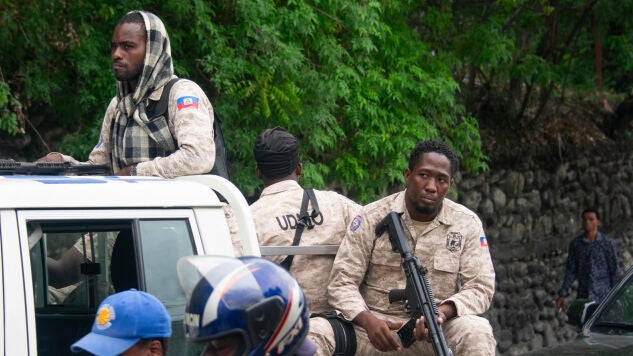 Integrantes de la Polic&iacute;a Nacional de Hait&iacute; patrullan este viernes, tras la llegada de un contingente militar de El Salvador