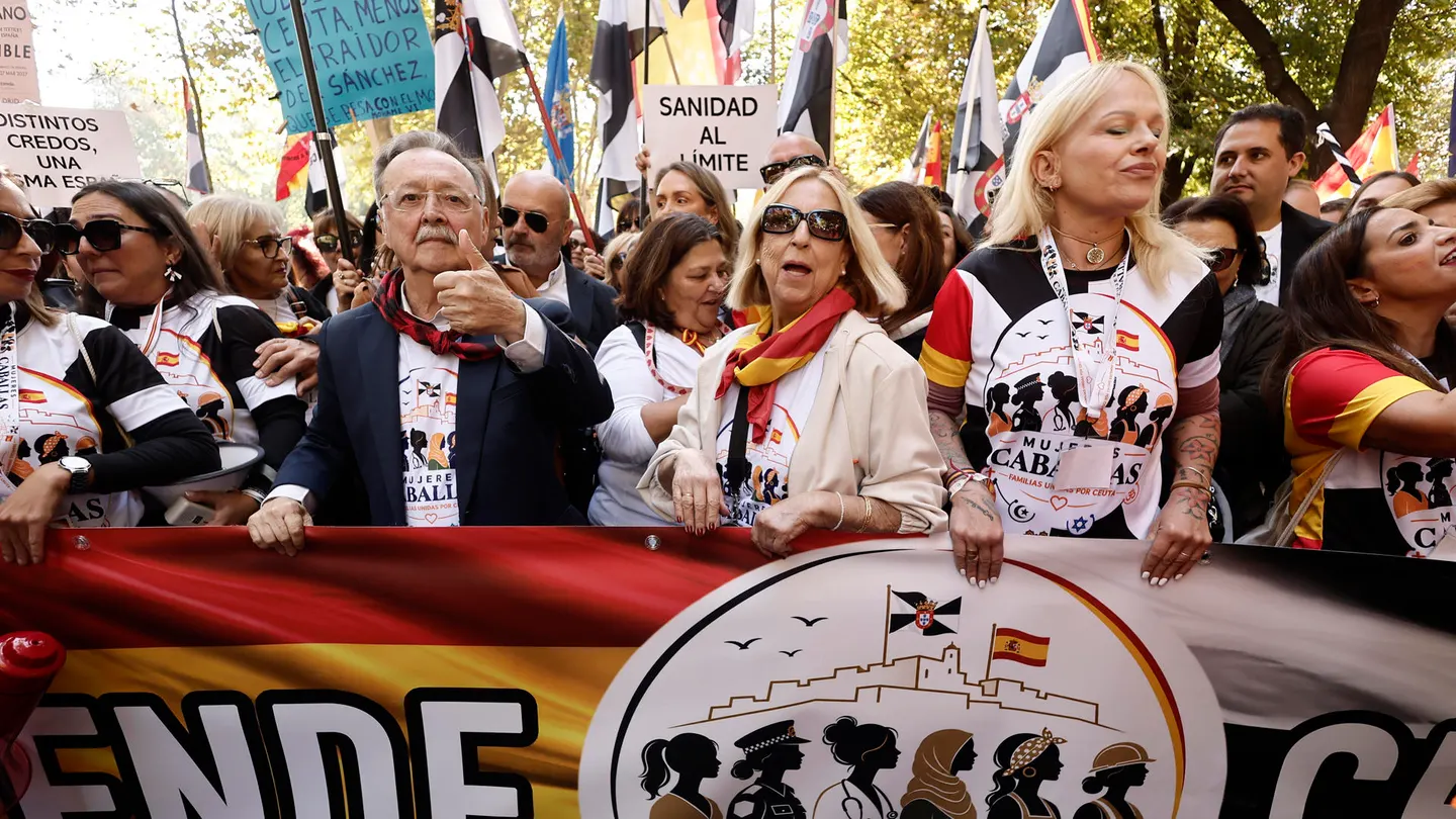 El presidente de Ceuta, Juan Jesús Vivas (c-i) encabeza una manifestación en Madrid para pedir que España no se olvide de la ciudad autónoma y de su situación tras la llegada masiva de migrantes a finales del pasado julio. El presidente de Ceuta, Juan Jesús Vivas (c-i) encabeza una manifestación en Madrid para pedir que España no se olvide de la ciudad autónoma y de su situación tras la llegada masiva de migrantes a finales del pasado julio.
