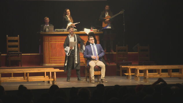 'El juicio a Carlos Maz&oacute;n que nunca ver&aacute;s': la obra de teatro que sienta al expresident en el banquillo por la gesti&oacute;n de la DANA