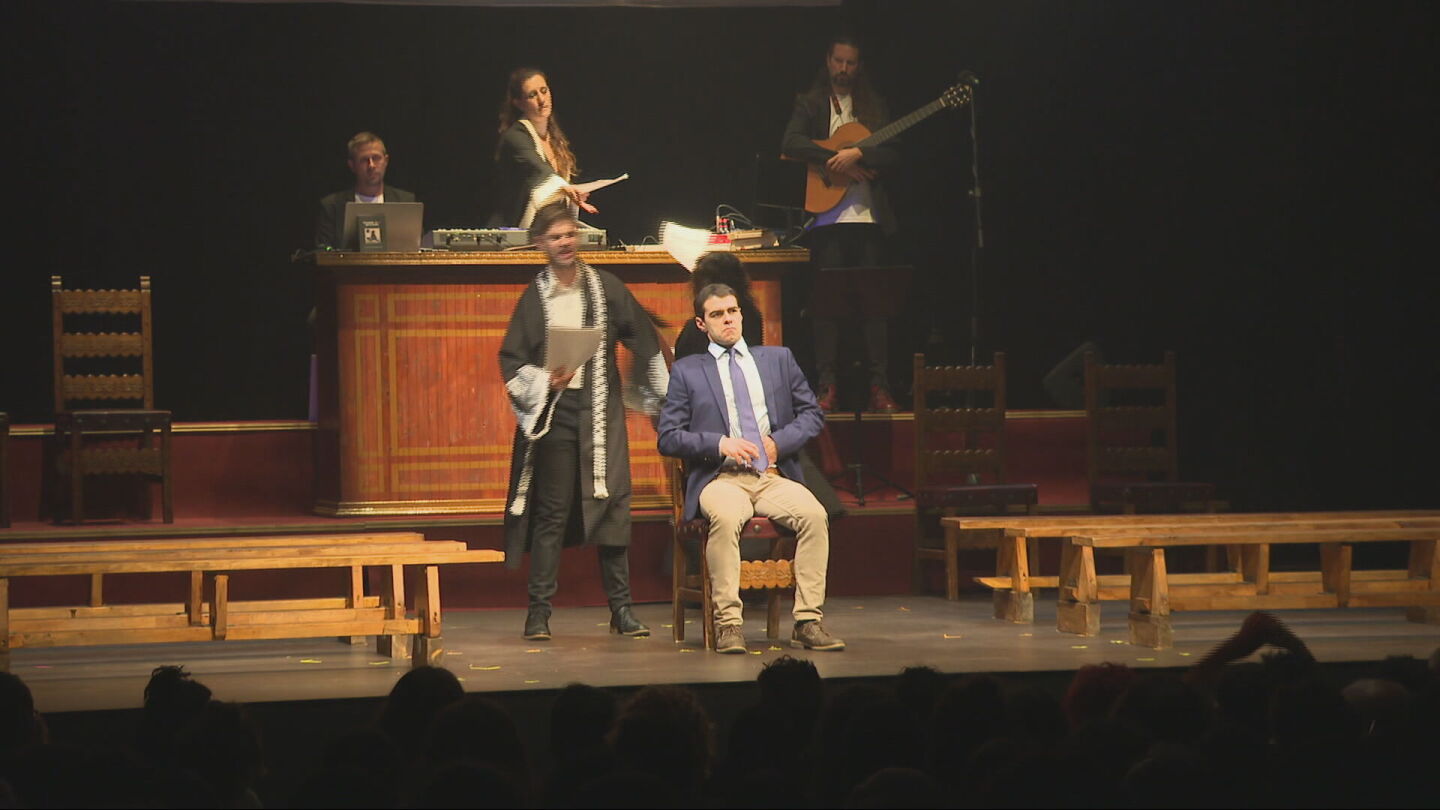 'El juicio a Carlos Maz&oacute;n que nunca ver&aacute;s': la obra de teatro que sienta al expresident en el banquillo por la gesti&oacute;n de la DANA