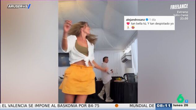 As&iacute; reacciona Alejandro Sanz al verse por detr&aacute;s de Stephanie Cayo en este v&iacute;deo grabado en su casa