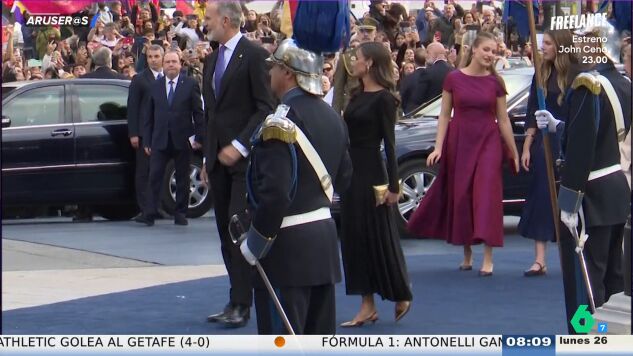Los problemas de la princesa Leonor con los zapatos en los Premios Princesa de Asturias: "Necesitaba la ayuda de su abuela y de la infanta"
