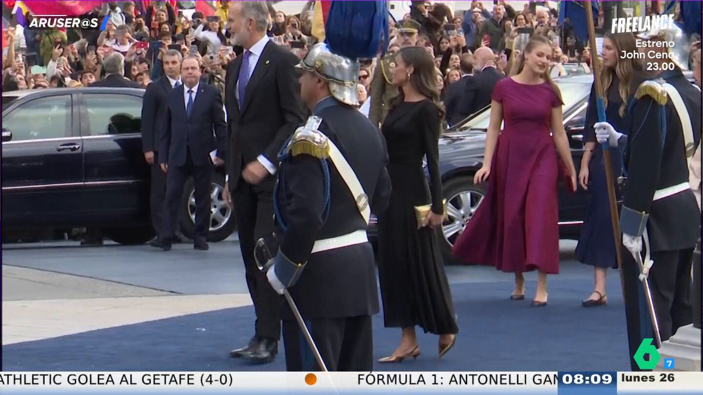 Los problemas de la princesa Leonor con los zapatos en los Premios Princesa de Asturias: "Necesitaba la ayuda de su abuela y de la infanta"