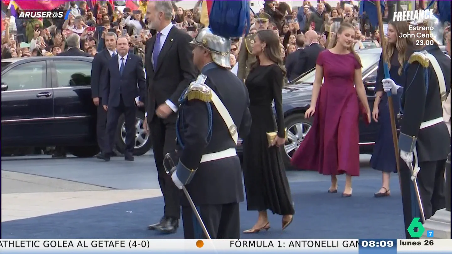 Los problemas de la princesa Leonor con los zapatos en los Premios Princesa de Asturias: "Necesitaba la ayuda de su abuela y de la infanta" Los problemas de la princesa Leonor con los zapatos en los Premios Princesa de Asturias: "Necesitaba la ayuda de su abuela y de la infanta"