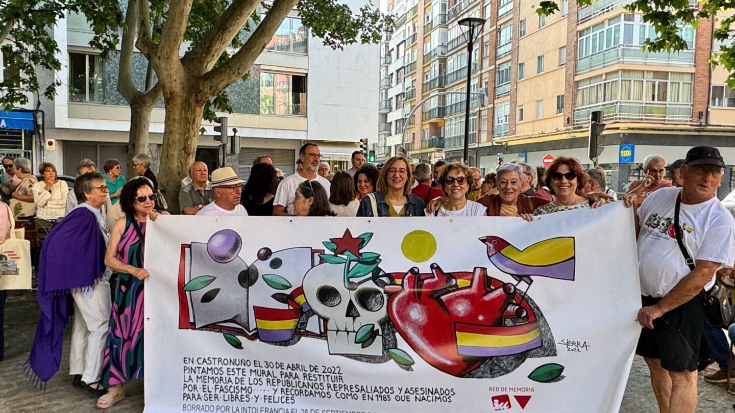 Concentraci&oacute;n en apoyo a Manuel Sierra antes del juicio por el borrado del mural que pint&oacute; en Castronu&ntilde;o (Valladolid).
