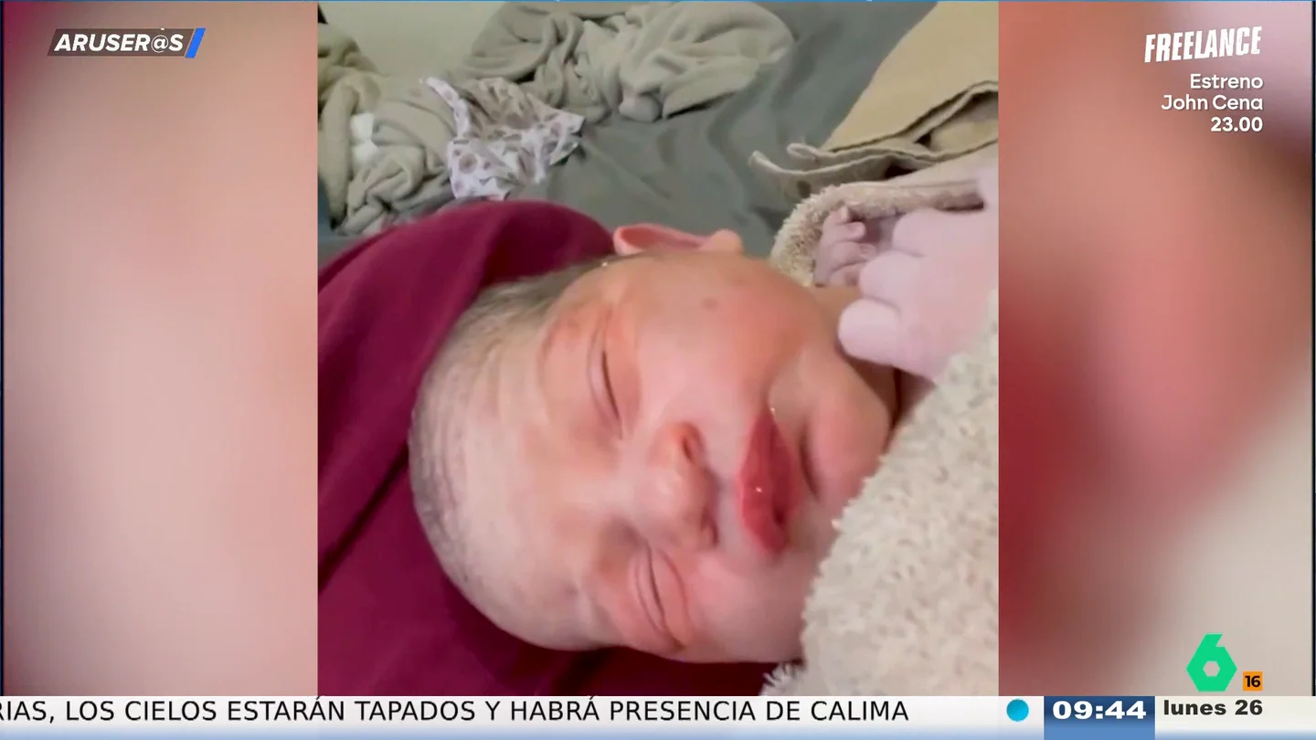 Alfonso Arús, al vídeo de este parto rápido e inesperado en casa: "El padre no solo no se desmaya, sino que resulta decisivo" Alfonso Arús, al vídeo de este parto rápido e inesperado en casa: "El padre no solo no se desmaya, sino que resulta decisivo"