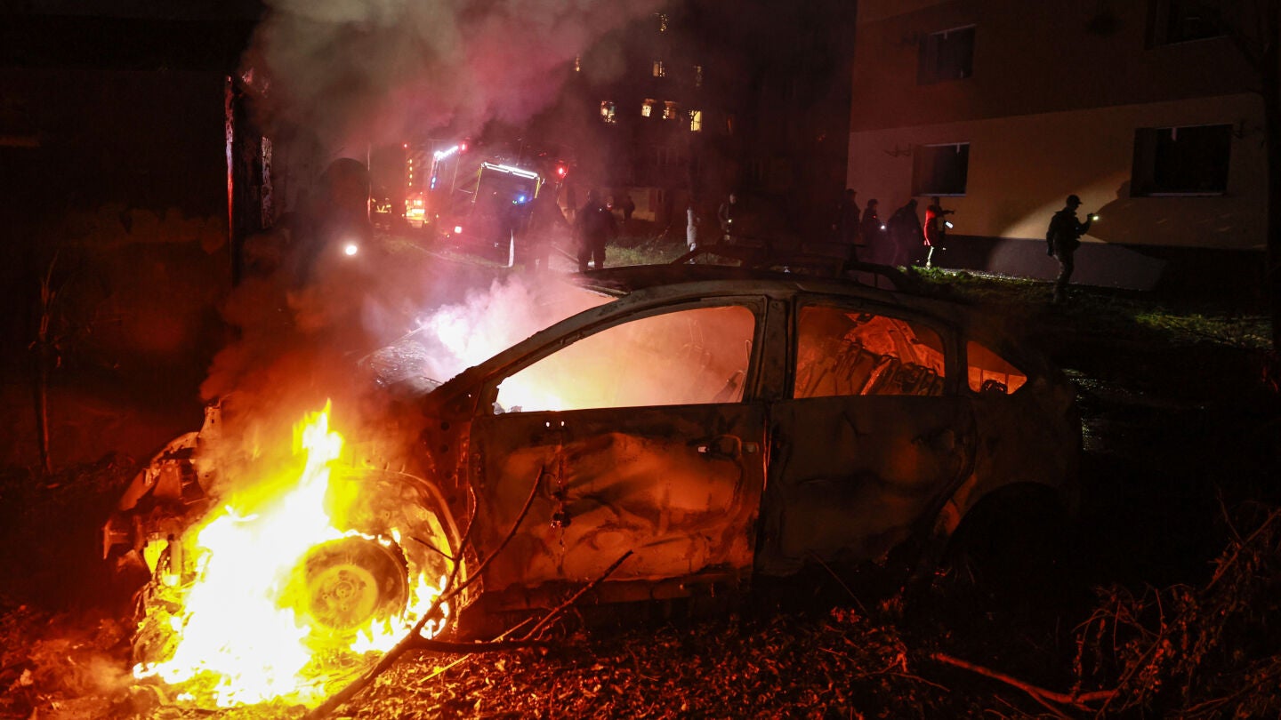 Imagen de un coche en llamas en Zaporiyia tras un ataque ruso