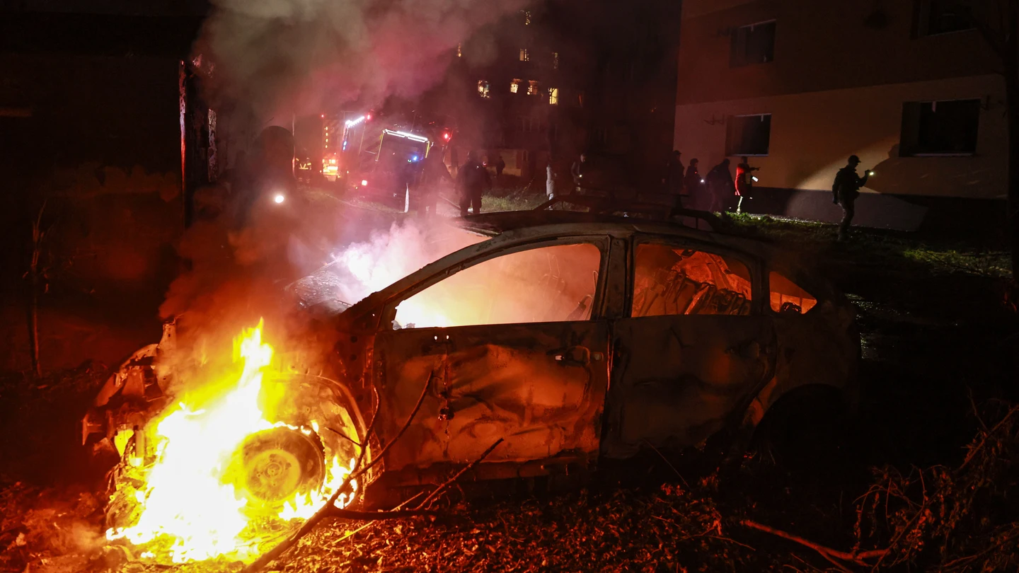 Imagen de un coche en llamas en Zaporiyia tras un ataque ruso Imagen de un coche en llamas en Zaporiyia tras un ataque ruso